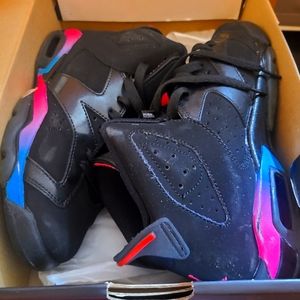 MOVING SALE. EVERYTHING MUST GO! Jordan 6 Retro. 4.5y. Excellent condition!